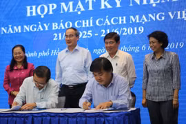 Ban Tuyên giáo Thành ủy Thành phố Hồ Chí Minh và Cơ quan TTXVN khu vực phía Nam ký kết Chương trình hợp tác truyền thông 2019. (Ảnh: Thành Chung/TTXVN)