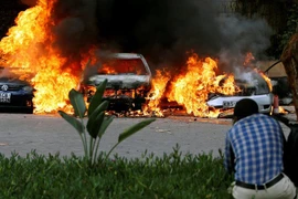 Nhiều xe ôtô tại bãi đỗ xe gần khách sạn bị cháy. (Nguồn: Reuters)