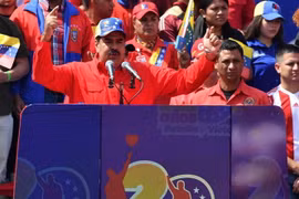 Tổng thống Venezuela Nicolas Maduro (giữa) phát biểu trước những người ủng hộ. (Ảnh: AFP/TTXVN)