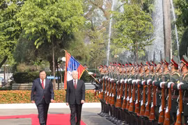 Tổng Bí thư, Chủ tịch nước Lào Bounnhang Vorachith và Tổng Bí thư, Chủ tịch nước Nguyễn Phú Trọng duyệt đội danh dự Quân đội nhân dân Lào tại Lễ đón chính thức. (Ảnh: Trí Dũng/TTXVN)