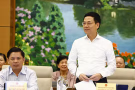 Bộ trưởng Bộ Thông tin và Truyền thông Nguyễn Mạnh Hùng trả lời các câu hỏi của đại biểu nêu. (Ảnh: Văn Điệp/TTXVN)