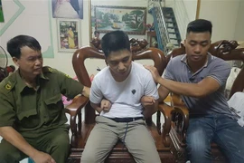 Cơ quan cảnh sát điều tra Công an thành phố Lào Cai lập biên bản, thu giữ toàn bộ tang vật để điều tra. (Ảnh: Lục Hương Thu/TTXVN)