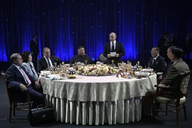 Tổng thống Nga Vladimir Putin (giữa, phải) và nhà lãnh đạo Triều Tiên Kim Jong-un (giữa, trái) trong bữa tiệc chiêu đãi sau hội đàm tại Trường Đại học Liên bang Viễn Đông ở đảo Rusky thuộc Vladivostok ngày 25/4/2019. (Ảnh: AFP/TTXVN)