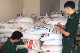 Cán bộ, chiến sỹ Đồn Biên phòng cửa khẩu quốc tế Vĩnh Xương kiểm đếm số tang vật vừa thu giữ được. (Ảnh: Công Mạo/TTXVN)