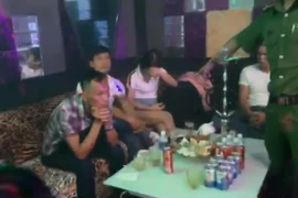 Các đối tượng có dấu hiệu sử dụng trái phép chất ma túy. (Ảnh: Nguyễn Văn Việt/TTXVN)