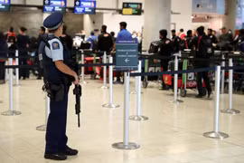 Cảnh sát New Zealand cường an ninh tại sân bay Christchurch, sau vụ xả súng. (Ảnh: AFP/TTXVN)
