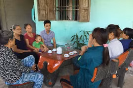 Những ngày này, bạn bè, hàng xóm đến chúc mừng và chia vui cùng em và gia đình. (Ảnh: Khiếu Tư/Vietnam+)