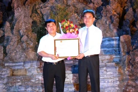 Đại diện Cục Sở hữu trí tuệ trao quyết định Công nhận chỉ dẫn địa lý 'Hà Giang' đối với sản phẩm thịt bò. (Ảnh: Minh Tâm/Vietnam+)