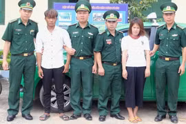 Đối tượng Nguyễn Thị Duyên và Phùn Văn Nam bị bắt giữ. (Ảnh: Đức Hiếu/TTXVN)