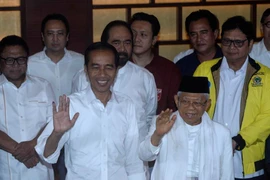 Tổng thống Indonesia Joko Widodo (trái) và người liên danh tranh cử chức phó tổng thống, giáo sỹ Maruf Amin (phải) tại cuộc họp báo sau kết quả kiểm phiếu nhanh ở Jakarta, Indonesia ngày 17/4. (Ảnh: THX/TTXVN)