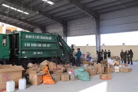 Tổng giá trị các lô hàng tiêu hủy được xác định gần 600 triệu đồng. (Ảnh: Ninh Đức Phương/TTXVN)