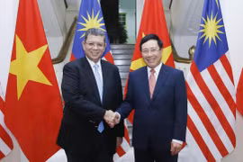 Phó Thủ tướng, Bộ trưởng Bộ Ngoại giao Phạm Bình Minh đón Bộ trưởng Bộ Ngoại giao Malaysia Saifuddin Abdullah. (Ảnh: Lâm Khánh/TTXVN)