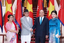 Thủ tướng Nguyễn Xuân Phúc cùng Phu nhân và Thủ tướng Nepal K.P. Sharma Oli cùng Phu nhân chụp ảnh chung tại Trụ sở Chính phủ, trước khi tiến hành hội đàm. (Ảnh: Văn Điệp/TTXVN)