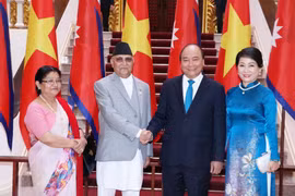 Thủ tướng Nguyễn Xuân Phúc cùng Phu nhân và Thủ tướng Nepal K.P. Sharma Oli cùng Phu nhân chụp ảnh chung tại Trụ sở Chính phủ, trước khi tiến hành hội đàm. (Ảnh: Văn Điệp/TTXVN)