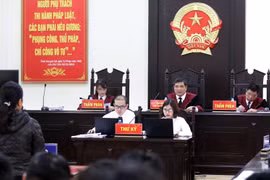Thẩm phán Nguyễn Vinh Quang chủ tọa phiên tòa. (Ảnh: Trung Kiên/TTXVN)