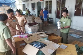 Số hàng hóa có dấu hiệu vi phạm bị quản lý thịt trường Vĩnh Long tạm giữ, chờ xử lý. (Ảnh: Lê Thúy Hằng/TTXVN)