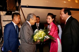Bộ trưởng, Chủ nhiệm Văn phòng Chính phủ Mai Tiến Dũng đón Thủ tướng Malaysia Mahathir Mohamad. (Ảnh: Dương Giang/TTXVN)