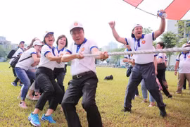 Thứ trưởng Bộ Ngoại giao Nguyễn Quốc Dũng, Trưởng SOM ASEAN Việt Nam và các đại biểu tham chơi kéo co trong chương trình Ngày Gia đình ASEAN năm 2019. (Ảnh: Lâm Khánh/TTXVN)