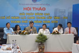 Các đại biểu trao đổi tại hội thảo. (Ảnh: Đinh Văn Nhiều/TTXVN)