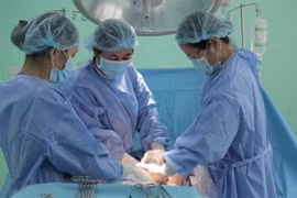 Các bác sỹ phẫu thuật mổ lấy thai cho bệnh nhân N.T.Đ ngày 30/6/2019. (Ảnh: TTXVN)