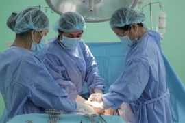 Các bác sỹ phẫu thuật mổ lấy thai cho bệnh nhân N.T.Đ ngày 30/6/2019. (Ảnh: TTXVN)