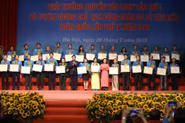 Chủ tịch Tổng Liên đoàn Lao động Việt Nam Bùi Văn Cường và bà Trần Thanh Bình, Phó Chánh văn phòng Trung ương Đảng với các Chủ tịch Công đoàn cơ sở tiêu biểu. (Ảnh: Dương Giang/TTXVN)