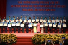 Chủ tịch Tổng Liên đoàn Lao động Việt Nam Bùi Văn Cường và bà Trần Thanh Bình, Phó Chánh văn phòng Trung ương Đảng với các Chủ tịch Công đoàn cơ sở tiêu biểu. (Ảnh: Dương Giang/TTXVN)