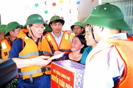 Phó Thủ tướng Vương Đình Huệ trao quà cho Trường mầm non Phương Mỹ, huyện Hương Khê. (Ảnh: Công Tường/TTXVN)