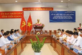 Quang cảnh buổi lễ ký kết hợp đồng. (Ảnh: Nam Thái/TTXVN)