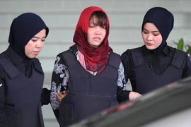 Cảnh sát áp giải Đoàn Thị Hương (giữa) rời Tòa Thượng thẩm Shah Alam ở ngoại ô Kuala Lumpur, Malaysia, ngày 14/3/2019. (Ảnh: AFP/TTXVN)