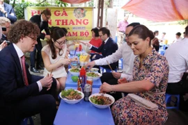 Công chúa kế vị Thụy Điển Victoria Ingrid Alice Desiree (phải) thưởng thức món Bún bò Nam Bộ tại ngõ 35 phố Kim Mã Thượng, phường Cống Vị, quận Ba Đình, Hà Nội. (Ảnh: Lâm Khánh/TTXVN)