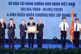 Thủ tướng Nguyễn Xuân Phúc trao Huân chương Độc lập hạng Nhì của Chủ tịch nước cho lãnh đạo Đoàn bay 919 (Tổng công ty Hàng không Việt Nam - Vietnam Arlines). (Ảnh: Thống Nhất/TTXVN)