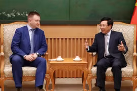Phó Thủ tướng, Bộ trưởng Bộ Ngoại giao Phạm Bình Minh tiếp Chủ tịch Cơ quan Liên bang Nga về công tác thanh niên Alexander Bugayev. (Ảnh: Văn Điệp/TTXVN)