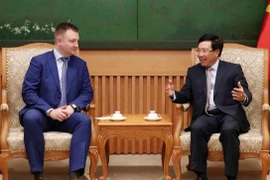 Phó Thủ tướng, Bộ trưởng Bộ Ngoại giao Phạm Bình Minh tiếp Chủ tịch Cơ quan Liên bang Nga về công tác thanh niên Alexander Bugayev. (Ảnh: Văn Điệp/TTXVN)