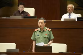 Đại tướng, Bộ trưởng Bộ Công an Tô Lâm trả lời chất vấn của các đại biểu Quốc hội. (Ảnh: Doãn Tấn/TTXVN)