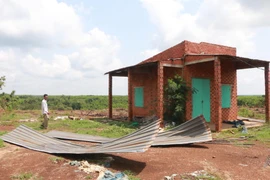 Mái tôn nhà dân bị lốc xoáy thổi bay. (Ảnh: K GỬIH/TTXVN)