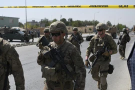 Binh sỹ Mỹ làm nhiệm vụ tại hiện trường một vụ đánh bom xe ở Kabul, Afghanistan, ngày 24/9/2017. (Ảnh: AFP/TTXVN)