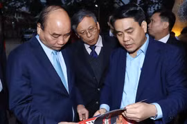 Thủ tướng Nguyễn Xuân Phúc kiểm tra lần thứ 2 Trung tâm Báo chí Hội nghị Thượng đỉnh Mỹ-Triều Tiên vào chiều muộn 24/2. (Ảnh: Thống Nhất/TTXVN)
