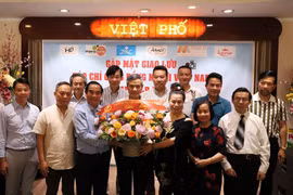 Đại sứ Nguyễn Minh Vũ chụp ảnh lưu niệm với đại diện các doanh nghiệp, báo chí cộng đồng người Việt tại Đức. (Ảnh: Thanh Bình/TTXVN)