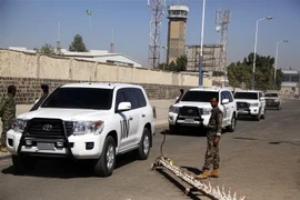 Đoàn xe chở Đặc phái viên Liên hợp quốc về Yemen Martin Griffiths rời khỏi sân bay Sanaa ở Sanaa, Yemen, ngày 28/1/2019. (Ảnh: THX/TTXVN)