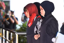 Cảnh sát áp giải Đoàn Thị Hương (thứ 2, phải) tới Tòa án Shah Alam, ngoại ô Kuala Lumpur, Malaysia, ngày 14/3/2019. (Ảnh: AFP/TTXVN)