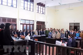 Các bị cáo tại phiên tòa xét xử sơ thẩm. (Ảnh: Thanh Hải/TTXVN)