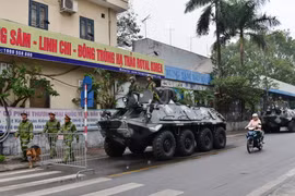 Lực lượng Thiết giáp của Bộ Tư lệnh Thủ đô Hà Nội chốt giữ tại các mục tiêu đặc biệt quan trọng. (Ảnh: TTXVN)