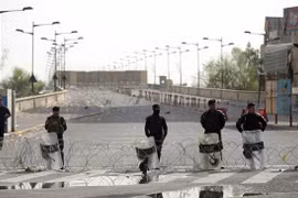 Cảnh sát chống bạo động Iraq gác tại cầu Jumhuriyah, nối giữa quảng trường Tahrir với Vùng Xanh ở thủ đô Baghdad. (Ảnh: AFP/TTXVN)