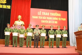 Cán bộ, chiến sỹ Công an Vĩnh Phúc nhận bằng khen. (Ảnh: Nguyễn Trọng Lịch/TTXVN)