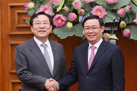 Phó Thủ tướng Vương Đình Huệ tiếp ông Kim Ki-mun, Chủ tịch Liên đoàn Hiệp hội doanh nghiệp nhỏ và vừa Hàn Quốc. (Ảnh: Dương Giang/TTXVN)
