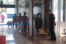 Người lao động sang nước bạn làm thuê trở về qua Cửa khẩu Tà Lùng (huyện Phục Hòa, tỉnh Cao Bằng). (Ảnh: Chu Hiệu/TTXVN)