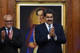 Tổng thống Venezuela Nicolas Maduro (phải) và Bộ trưởng Truyền thông Jorge Rodriguez (trái) tại một sự kiện ở Caracas ngày 27/6/2019. (Ảnh: AFP/TTXVN)