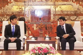Chủ tịch Ủy ban Nhân dân thành phố Hà Nội Nguyễn Đức Chung tiếp ông Takaaki Katsumata, Thứ trưởng Bộ Môi trường Nhật Bản, trao đổi một số vấn đề về hợp tác xử lý rác thải và ô nhiễm môi trường tại Hà Nội. (Ảnh: Lâm Khánh/TTXVN)