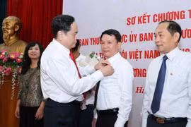 Ông Trần Thanh Mẫn, Bí thư Trung ương Đảng, Chủ tịch Ủy ban Trung ương MTTQ Việt Nam trao tặng Kỷ niệm chương 'Vì sự nghiệp Đại đoàn kết dân tộc' cho ông Nguyễn Đức Lợi, Ủy viên Trung ương Đảng, Tổng Giám đốc TTXVN. (Ảnh: Văn Điệp/TTXVN)